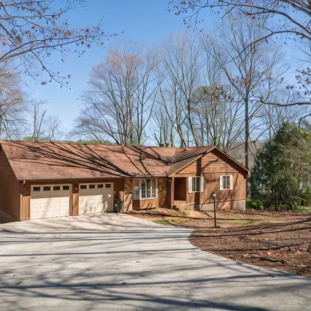 Perfect Summer Get Away! Charming 4 Bedroom Lake Front Home.