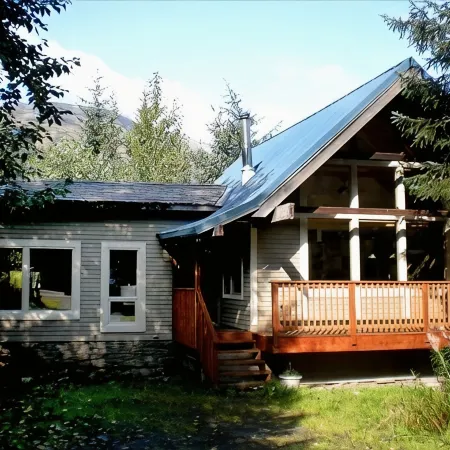 Awesome Fully Furnished Ski Chalet for 6 is Close to Slopes!