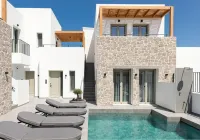 Kalea Suites - مسبح