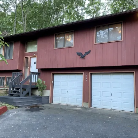 Beautiful Bi-level. Game room with pool table, 5 UHDTVs, WiFi. Central heat/air.