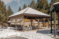 Vintage Lakeside Inn - parking