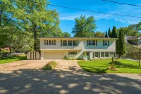 Phenomenal 6-Bedroom Cottage with AC in Charming Cadillac - 3 stjerner