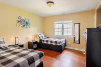 Modern 4-Bedroom House, TV in Bedroom,Big Fence Yard, Pet Stay Free,Lighted Yard - balcony
