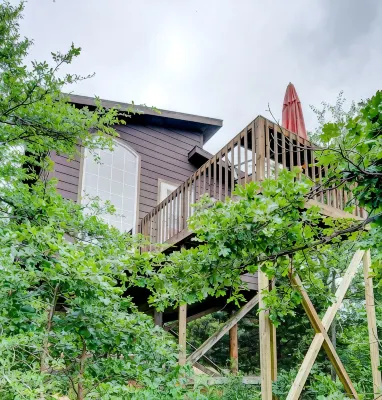 ESCAPE THE CITY! Cozy Lakeview Treehouse Retreat-Your Private Paradise - Feriehus