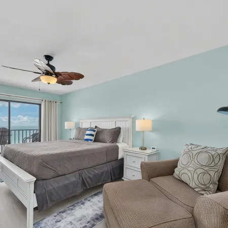 Fantastic Beachfront Condo, Perfect Location, Large 3 Bedroom, 2 Bath Sleeps 8