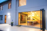 Amabwe Guesthouse Отели в г. Grahamstown