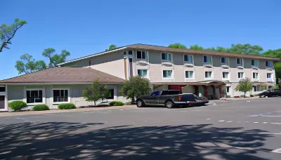 Budget Host Inn & Suites North Branch