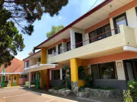 Hotel Azaya Hotel dekat PASEBAN CAFE & CAMP AREA