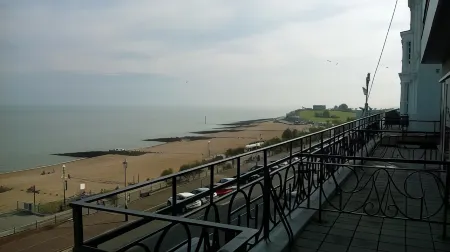 The Cavendish Hotel Eastbourne Отели рядом с достопримечательностью «Нешнел Траст - Берлинг Гэп энд Севен Систерс»