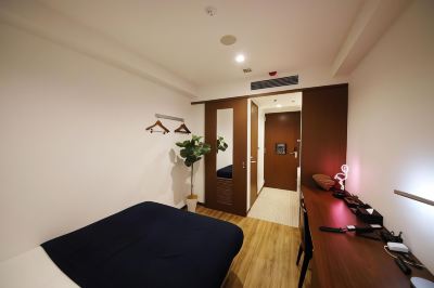 スタンダードルーム ダブルベッド1台 シャワー付 禁煙 ゾンク博多の写真