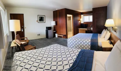 Curly Redwood Lodge