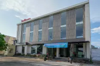 RedDoorz Plus near Solo Baru Hotel dekat NdaaShop-ShindiHouse