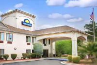 Days Inn by Wyndham Burlington East فنادق في Graham