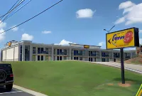 Super 8 by Wyndham Cookeville - parking