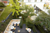 Le 5 Particulier Hotels near Parc de la folie Saint James