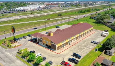 Super 8 by Wyndham Victoria/North/Mall Area Отели рядом с достопримечательностью «Риверсайд Стадиум»