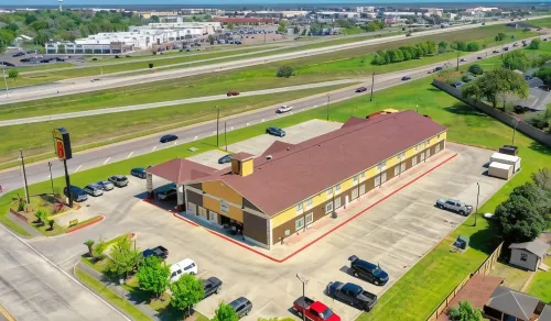 Super 8 by Wyndham Victoria/North/Mall Area