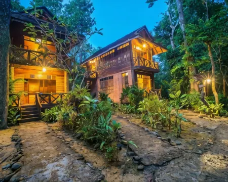 อาร์ต ริเวอร์วิว ลอดจ์ โรงแรมในอำเภอ พนม