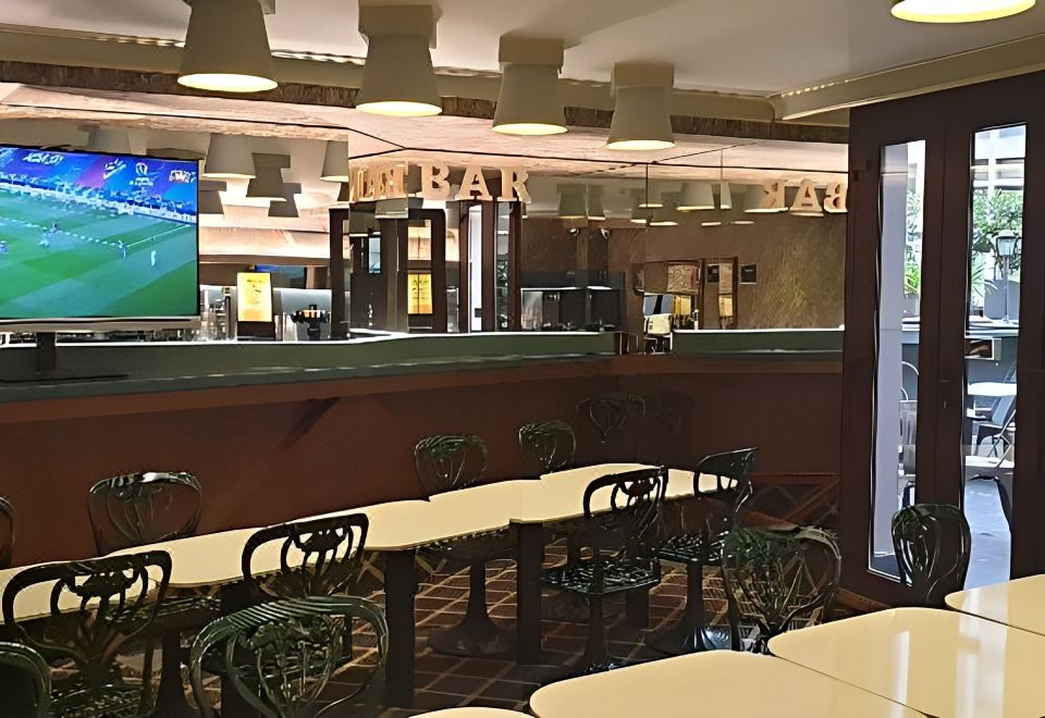 2. 호텔 컨티넨탈 ..