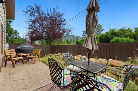 Cozy Condo Mountain Views!  So much close by-walk, bike, or drive!  ENJOY6182 Отели рядом с достопримечательностью «MacGregor Ranch Museum»