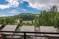DOWNTOWN LUXURIOUS PENTHOUSE CONDO W/ PRIVATE SKI LOCKER Hotels in Routt County