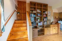 Family-friendly 3-bedroom house with lake views