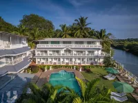 Stone Wood Riverfront Resort, Siolim Hotels near Chapora River