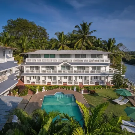 Stone Wood Riverfront Resort, Siolim