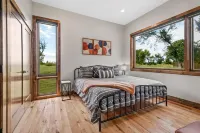 Twin Retreat Cabin #2, Hot Tub, Near Battlefield Golf Course & Shangri La Resort