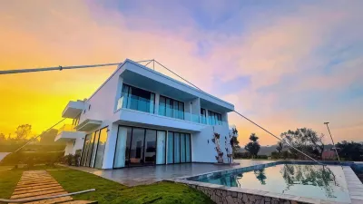 Hồ Gia Trang Các khách sạn gần Trung tâm mua sắm Tân Hà