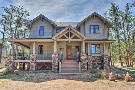 Beautiful Red Feather Lake House in Exclusive Fox Acres Gated Community! Отели в г. Ред Фетер Лейкс