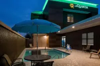 La Quinta Inn & Suites by Wyndham Round Rock North - Rooftop Pools