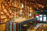 Wet Water Resort - Lakefront Retreat Near Colombo Airport - bar