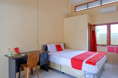 RedDoorz Syariah near Alun Alun Purwokerto Hotels in East Purwokerto