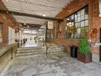 Stylish Retreat with Rooftop Lounge and Community Pool - Vibrant Escape