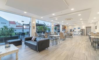 Silver Seahorse Garden Retreat