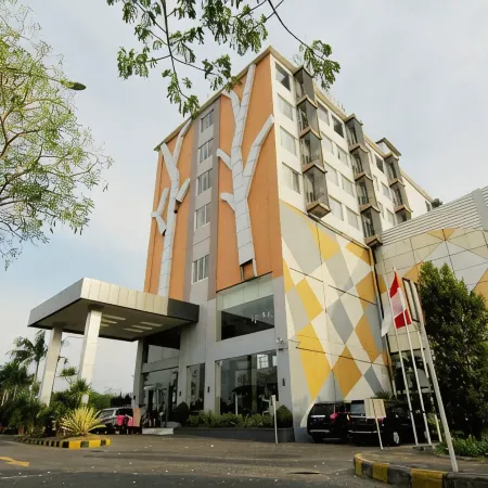 The Sun Hotel Madiun Отели в г. Мадиун
