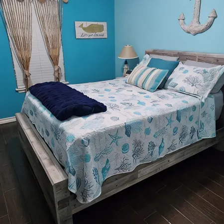 Ground level condo near beach with a deck, washer/dryer AC & Pool Отели рядом с достопримечательностью «Пирс Боба Холла»
