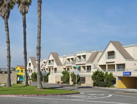 Travelodge by Wyndham Sunset-Huntington Beach Ocean Front Отели в г. Sunset Beach