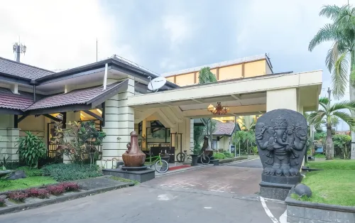 Hotel Montana Dua Malang - Swimmingpools