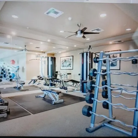 Luxury Charming 2-bedroom condo in Tempe Town Lake , pool, gym, car garage WiFi