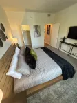 Beverly Hills Vibe 1 BR Apt + Parking, Pool Access - Homestays