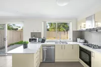 Relaxing Rooms – Walking Distance to Shops & Transport - romantis