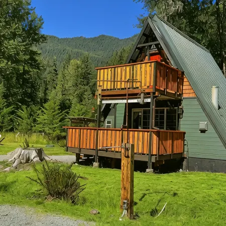 A-Frame @ Entrance to Rainier w/ Hot Tub & WiFi