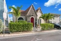 Modern 3 Bedroom House in Hollywood Beach Castle - مسبح خاص