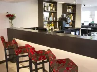 Ramada by Wyndham Milton Keynes - bar