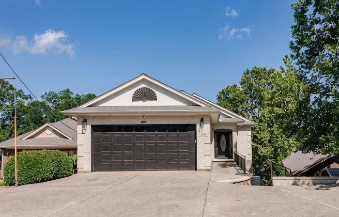 Spacious Lake Hamilton House with Pool and Hot Tub!