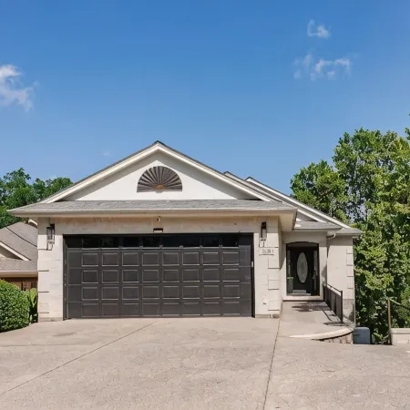 Spacious Lake Hamilton House with Pool and Hot Tub! Hoteles en Piney