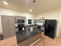 3-bedroom house in charming Waco with WiFi, AC. Start your getaway - บังกะโล