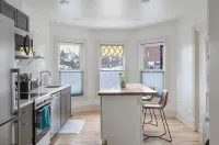 Beautiful+Modern Flat: downtown, parking, laundry -  Ferienwohnungen